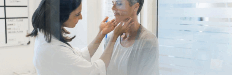 Médica analisando os lados de pescoço de paciente.