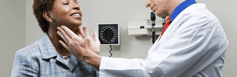Médico examinando o pescoço de paciente.
